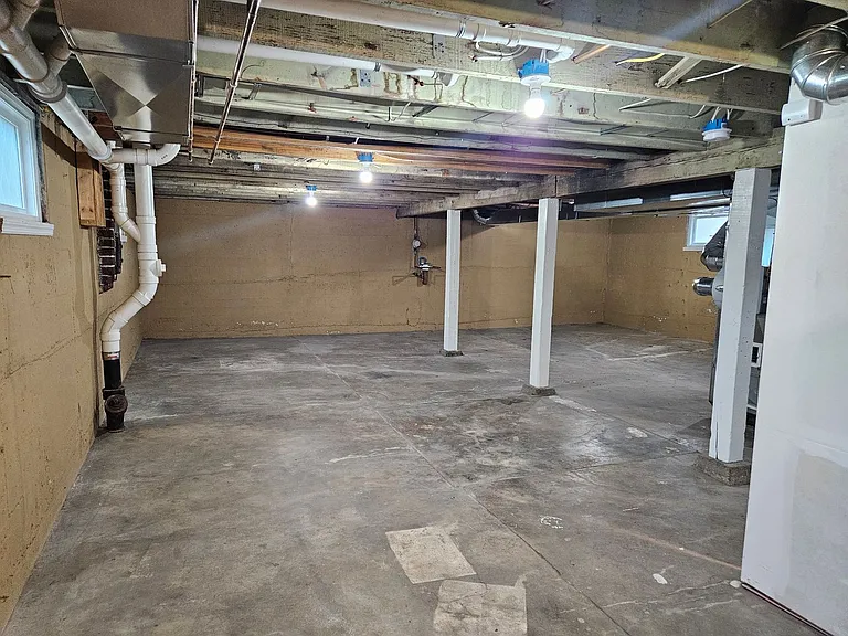 715 W 2nd St — Photo 31