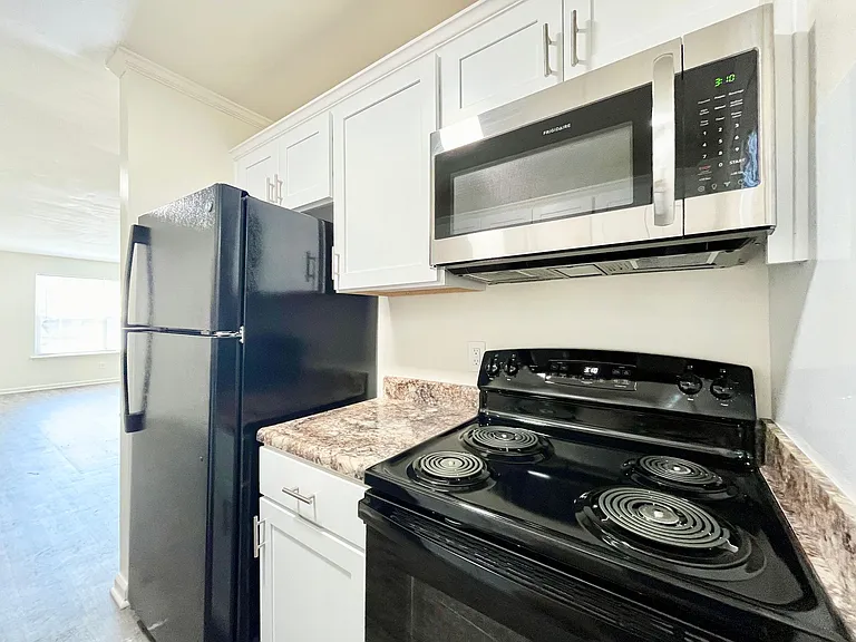 Collinwood Apartments — Photo 16
