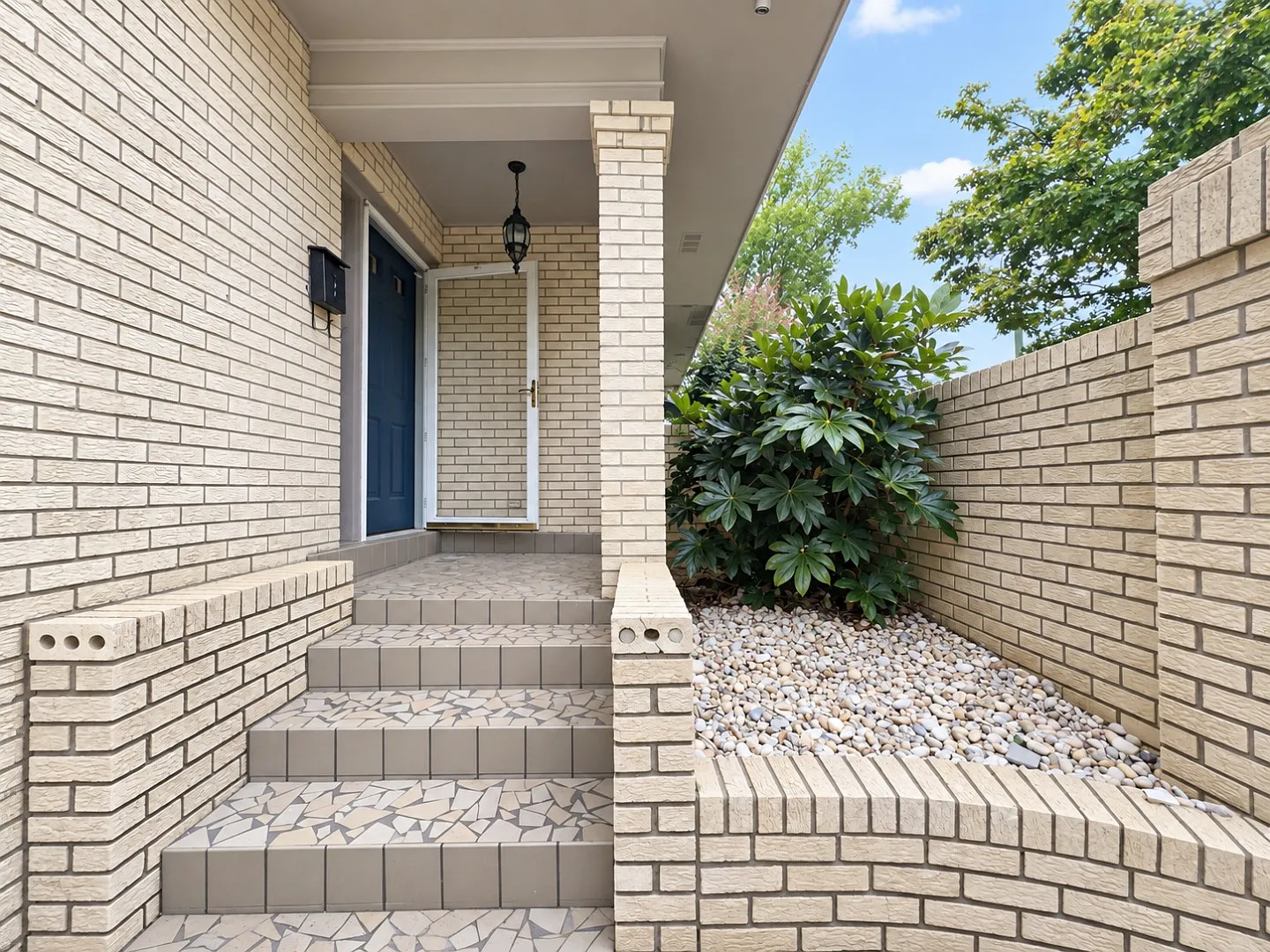 563 Larkin Ln — Photo 2