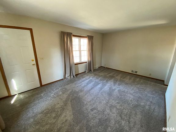 2nd image of 1404 Illinois St