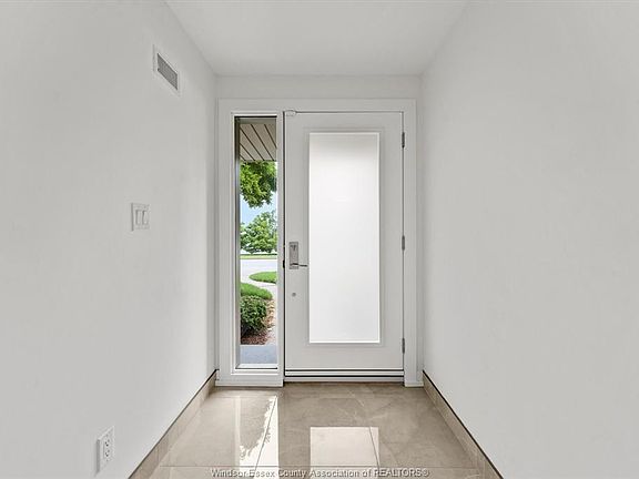 5th image of 2371 Riverside Dr W