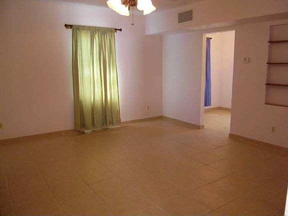 Main roomto dining area
