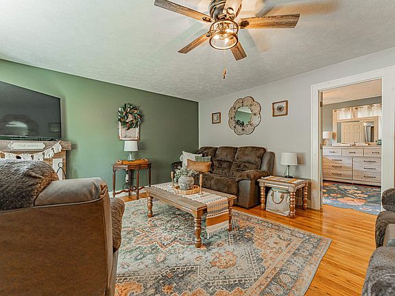5th image of 902 Decatur St