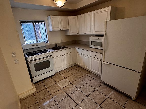 4th image of 2653 Flower St #2655