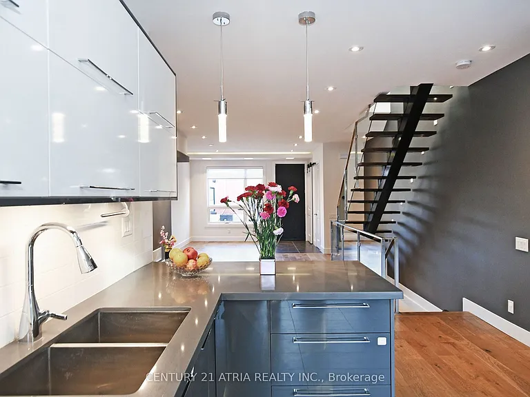 10 Palmerston Ave — Photo 16