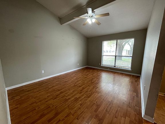 3rd image of 2530 Hickory Dr