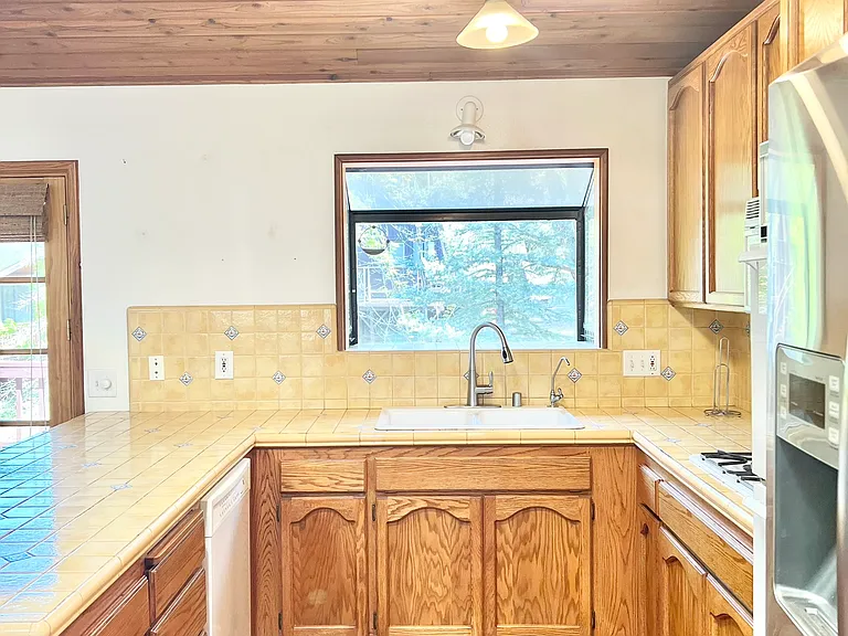 14700 Voltaire Dr — Photo 13