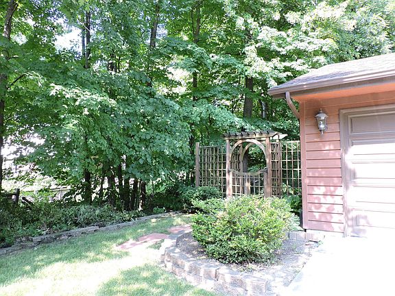 3rd image of 29 Thorn Creek Dr