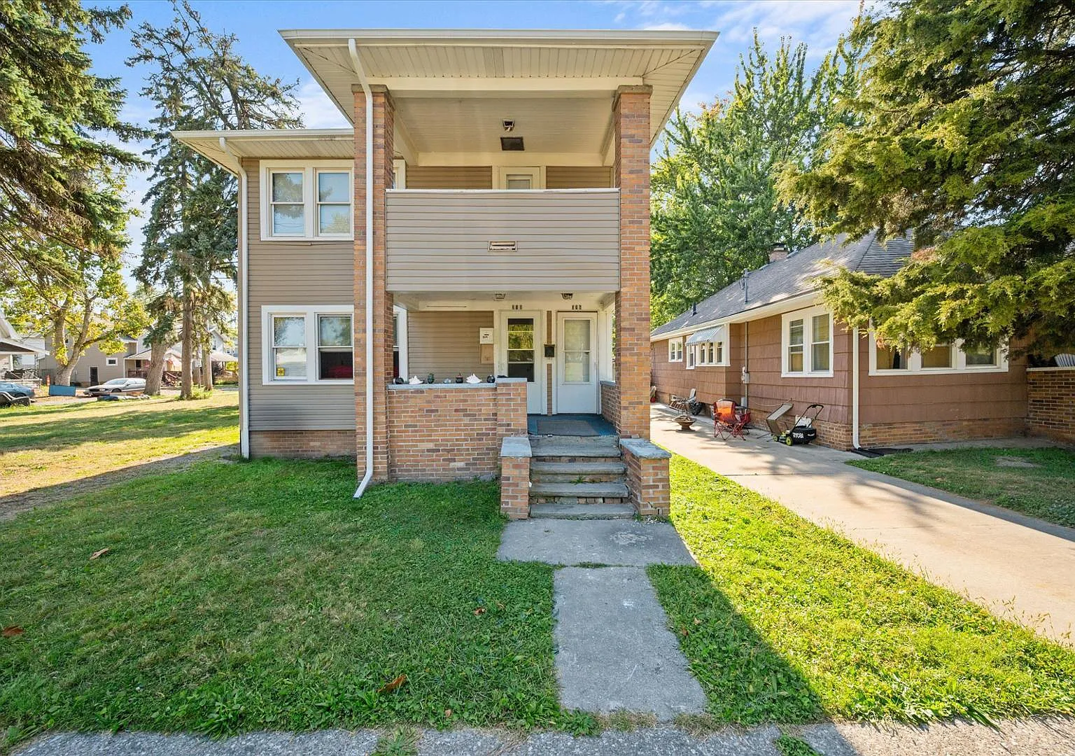 3 bed, 1.0 bath, 1208 sqft, $1,095 — Photo 1