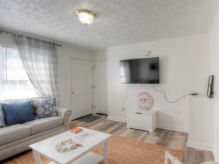 1444 Thomas Ln — Photo 13