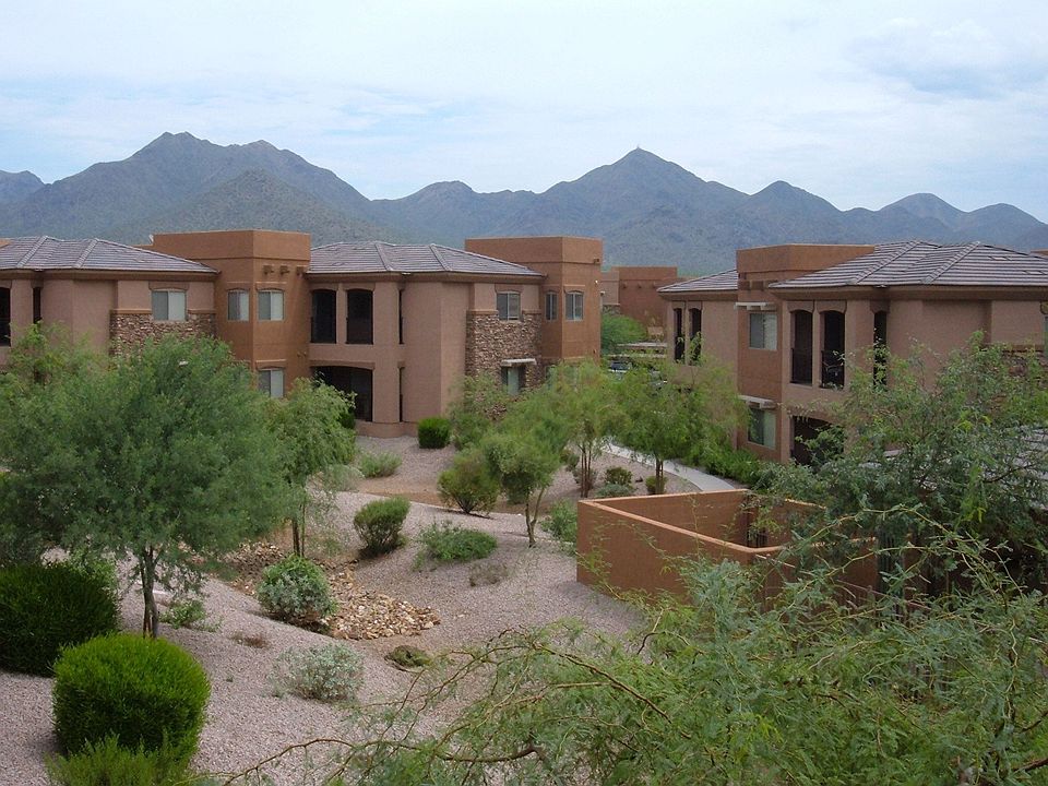 GORGEOUS POOL SIDE CONDO WITH MOUNTAIN VIEWS!