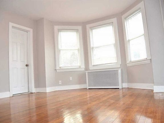 5th image of 8 Bernard St #8