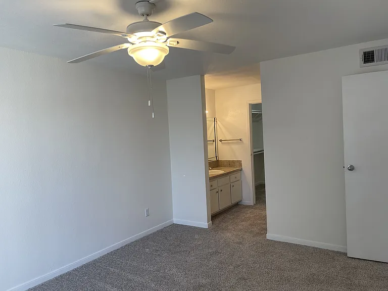 Wilshire Park Apartments — Photo 58