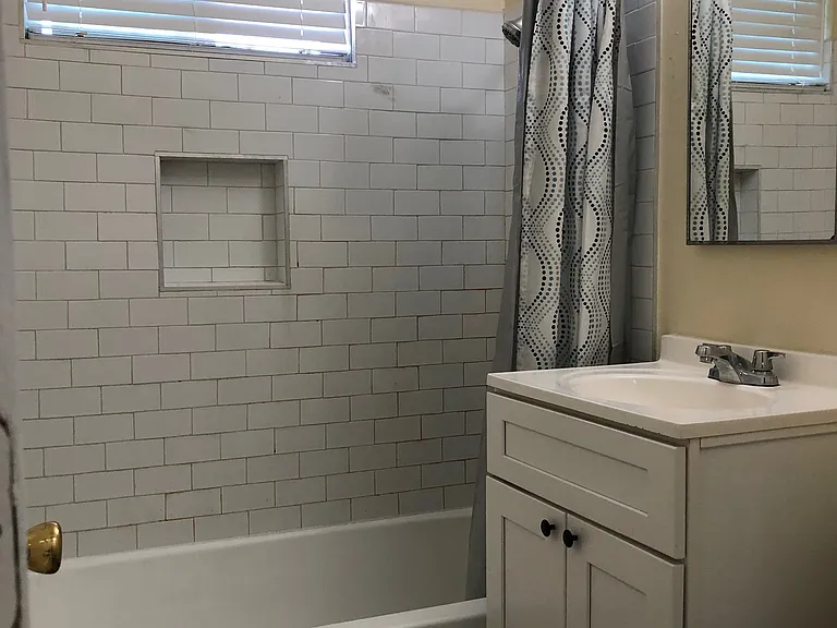 Full Bathroom, tiled wall