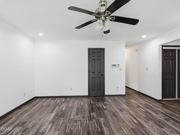 4th image of 827 Poplar St