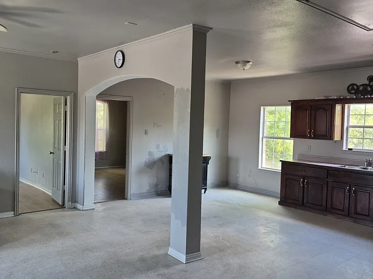 609 Elwayne Ave #4 — Photo 2