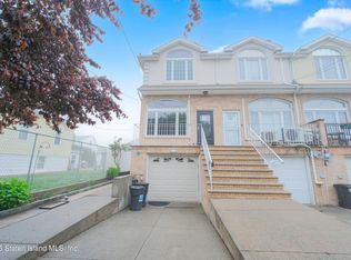 25 Pearsall St, Staten Island, NY 10305