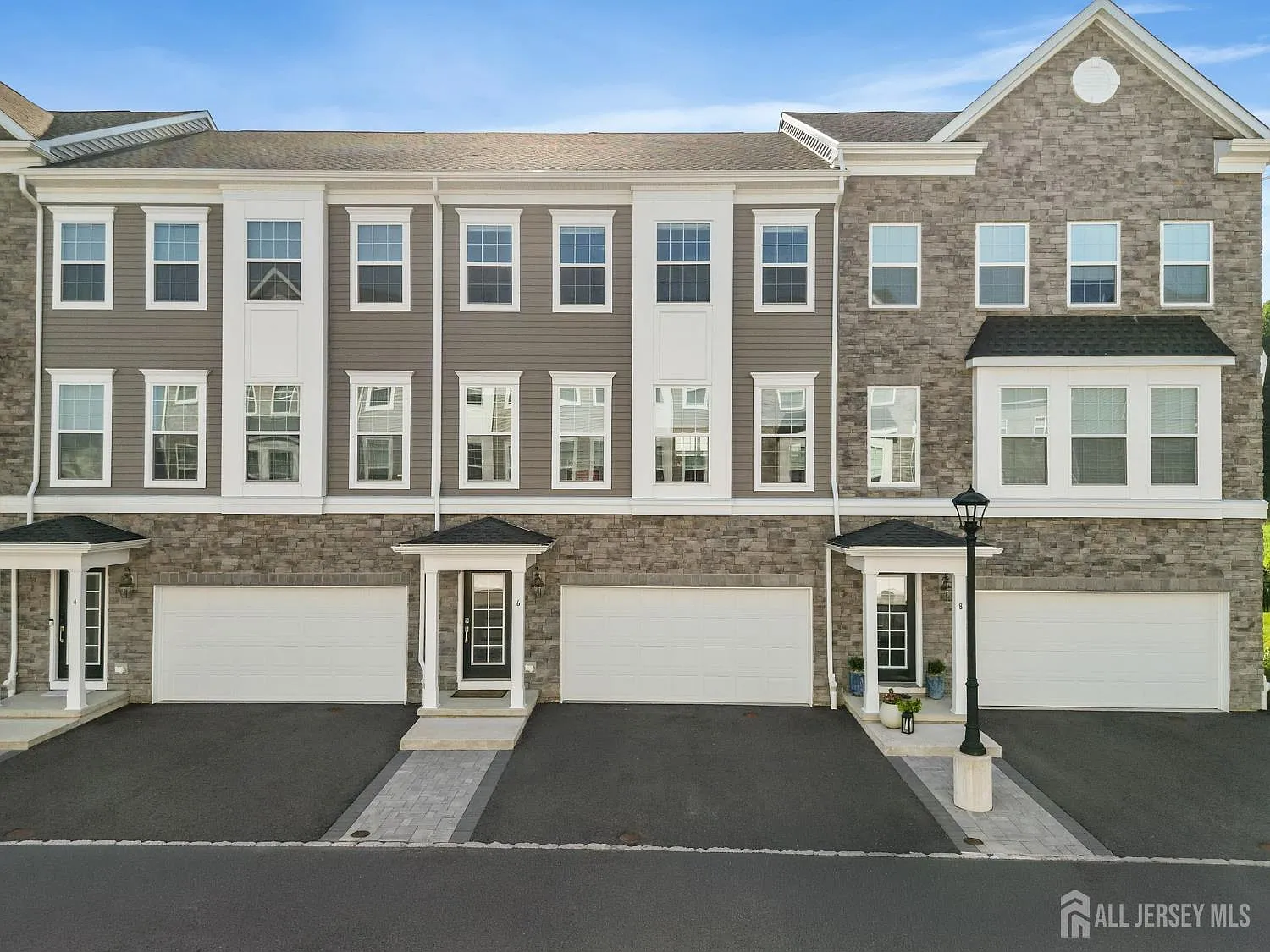 3 bed, 3.5 bath, 2441 sqft, $4,500 — Photo 1