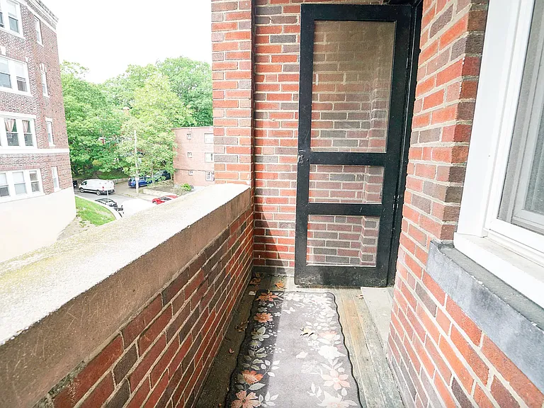 Selkirk Place Apartments — Photo 16