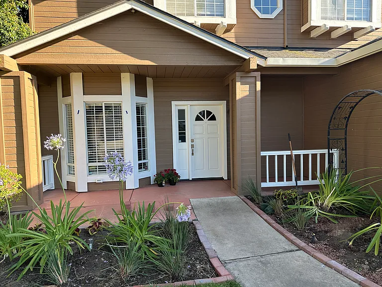 1672 Bailey Dr — Photo 3