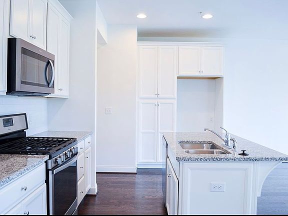 3rd image of 649 Stoverdale Rd