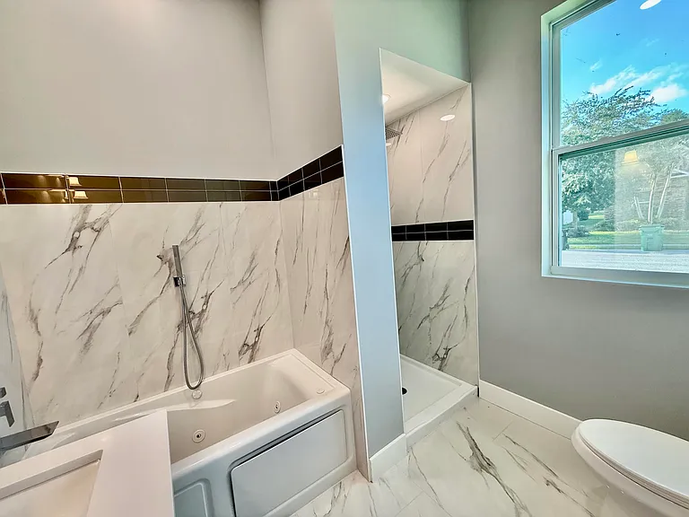 660 NE Moss Rose Pl — Photo 11