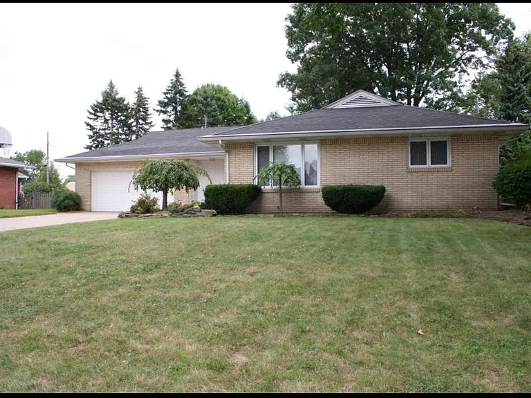 611 Brynhaven Dr — Photo 8