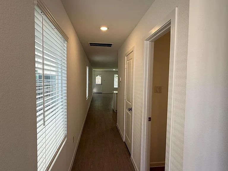 912 Pertuso Ln — Photo 2