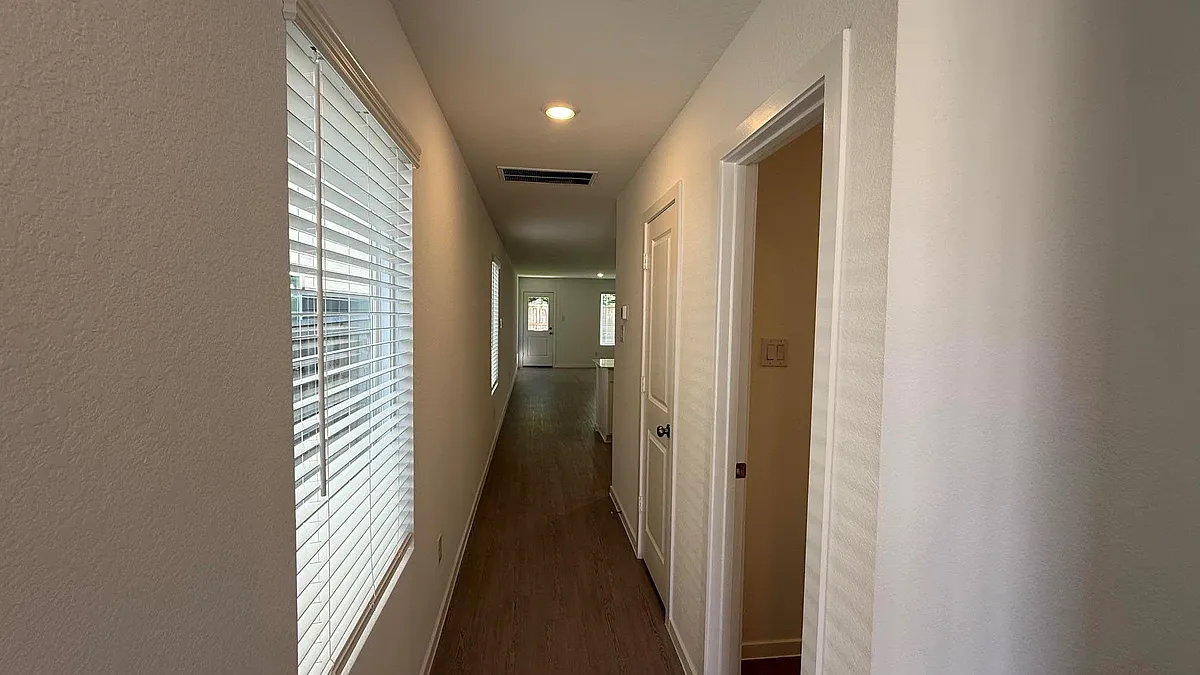 Building Photo - 913 Pertuso Ln