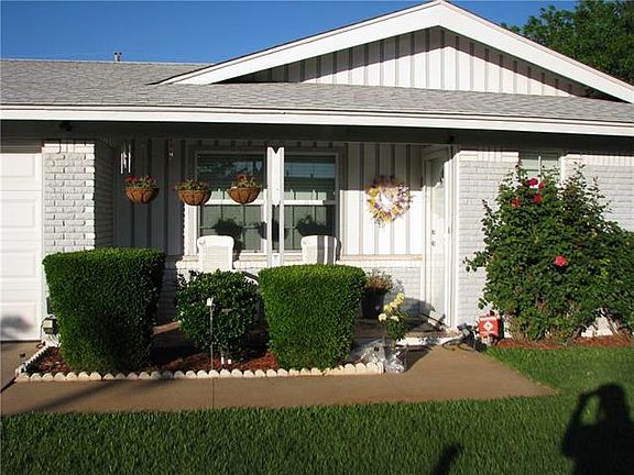 2nd image of 601 N La Salle Dr