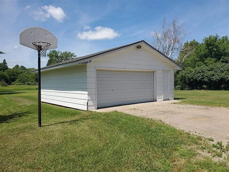 3 bed, 1.5 bath, 1642 sqft, $1,350 — Photo 2