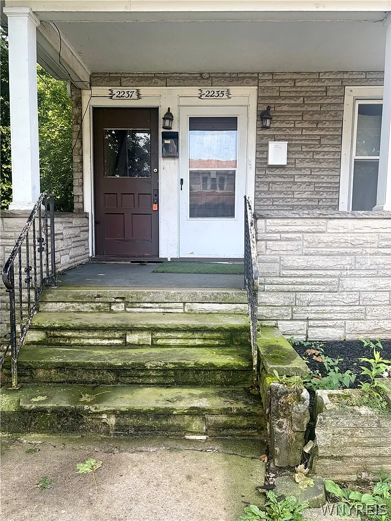 2 bed, 1.0 bath, 880 sqft, $1,050 — Photo 2