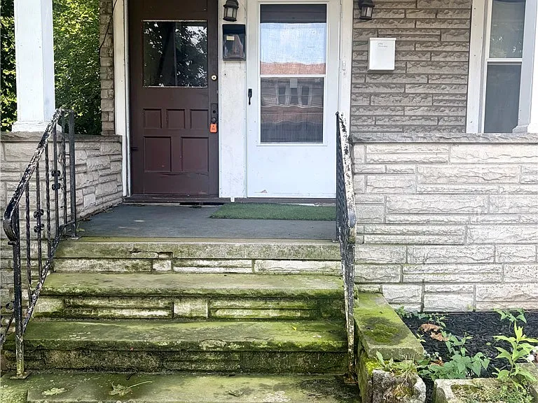 2237 Ontario Ave — Photo 2