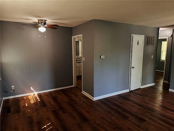 4th image of 4902 Crest Dr