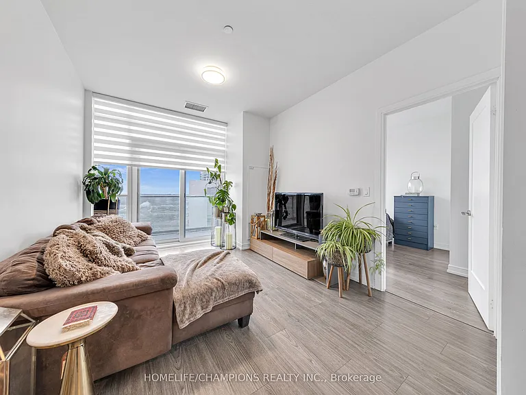 225 Village Green Sq #Penthouse 08 — Photo 3