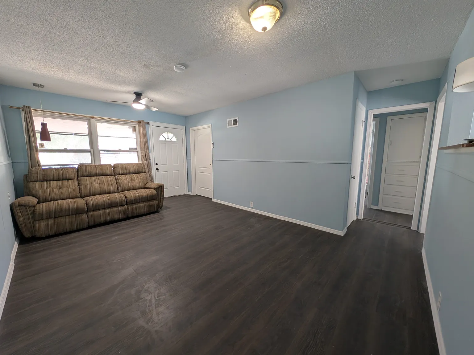 3 bed, 1.5 bath, 1350 sqft, $1,300 — Photo 3