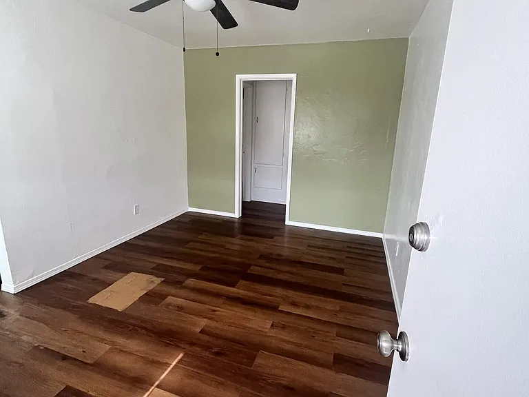 4042 Winona Ave — Photo 2