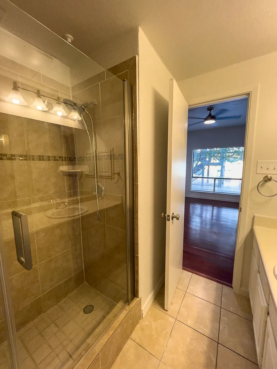 Building Photo - 806 W 24th St #125