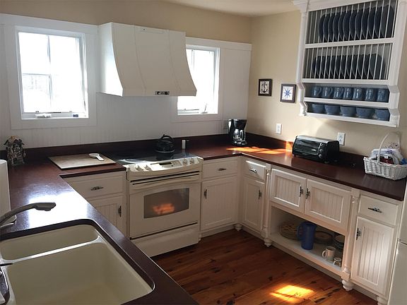 Fully furnished kitchen.