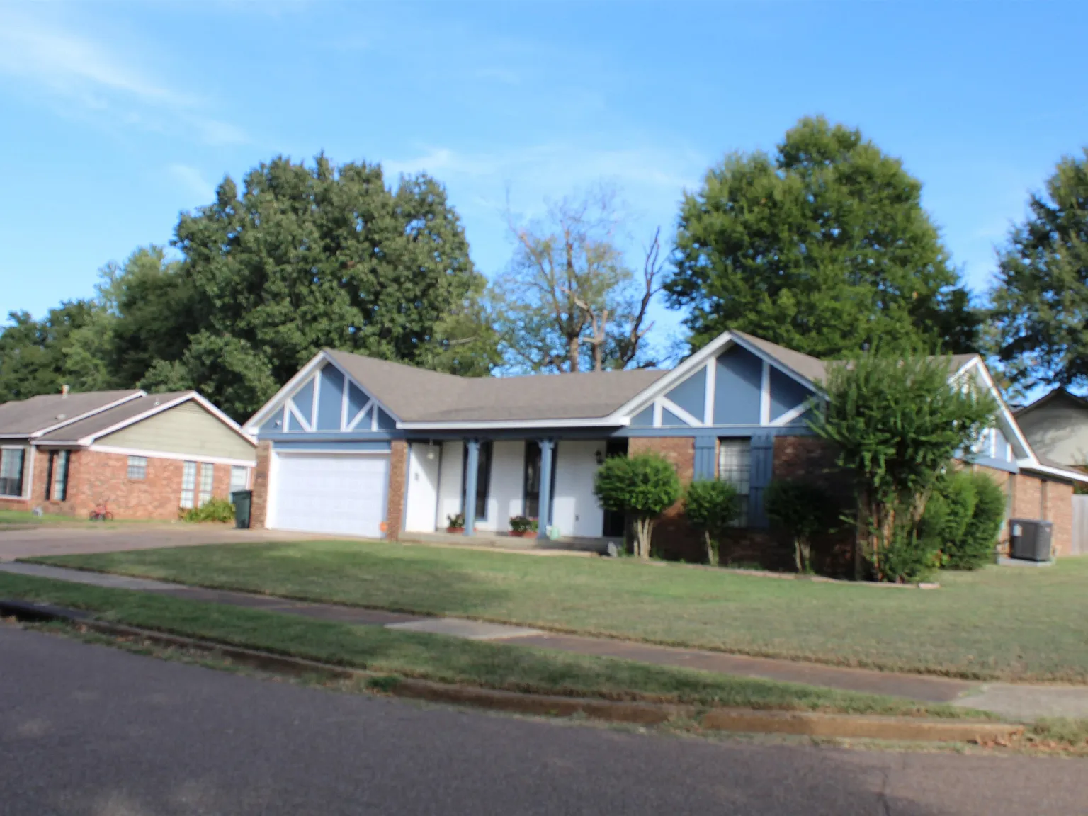 3 bed, 2.0 bath, 1545 sqft, $2,100 — Photo 2