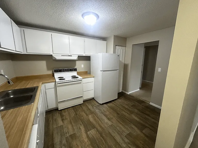 Hollow Hills Apartments — Photo 10