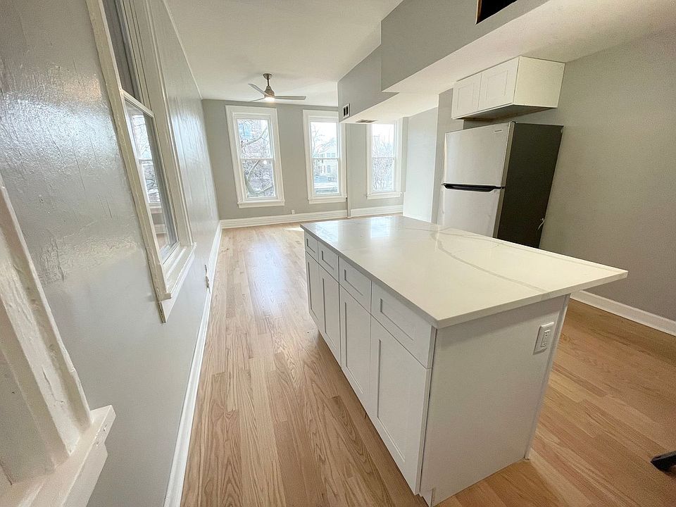 1st image of 1939 N Kenmore Ave APT 2F