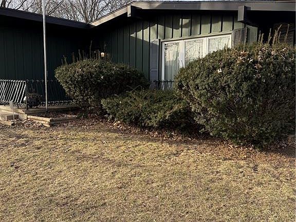 2nd image of 2527 S Queen Ridge Dr