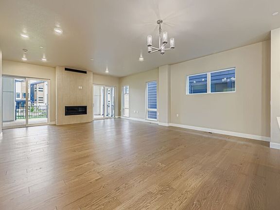 BCN_BL_LE_16587 Peak Wy_Iconic_07OCT2025_WEB_010