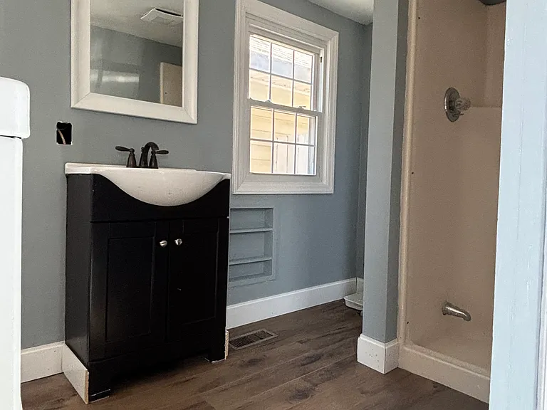 1302 N Mebane St — Photo 5