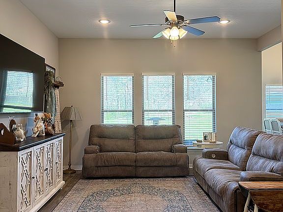 4th image of 10 S Town Ln