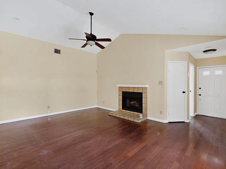 936 Sugarberry Dr — Photo 5