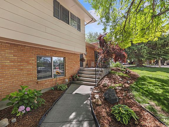 3rd image of 2139 Hillcrest Ln