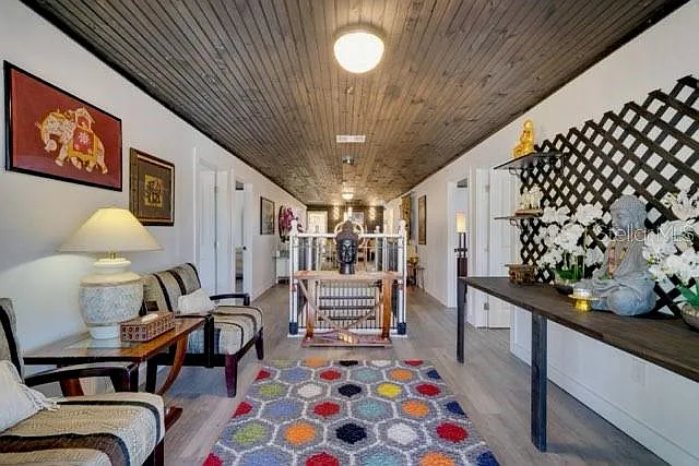 6 bed, 2.0 bath, 2100 sqft, $3,800 — Photo 4