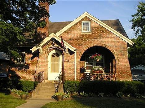 1st image of 836 Forest Ave